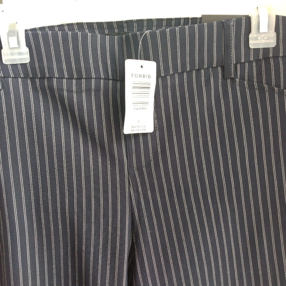 TORRID MODERN NAVY PIN STRIP STRETCH CAPRI PANTS SZ  2R